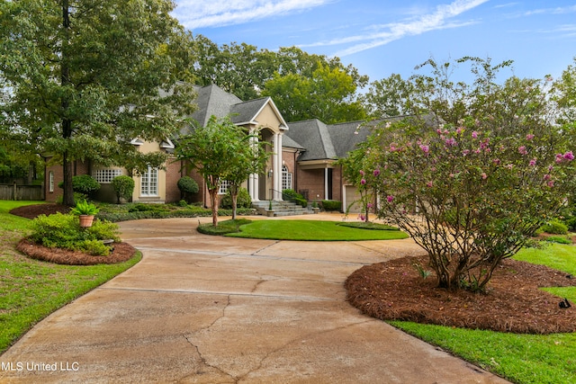 view of front facade featuring a front lawn