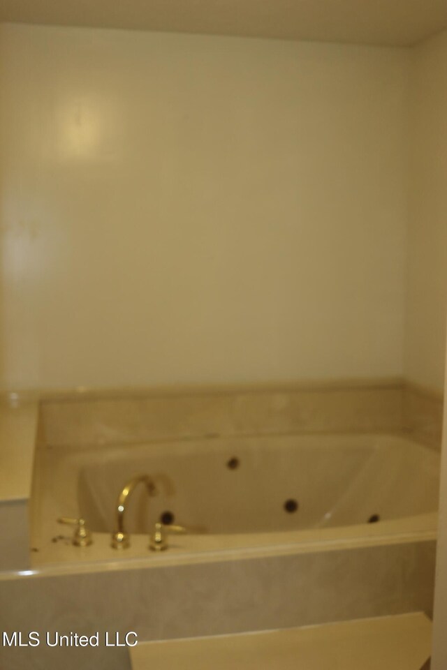 219 Lake Cove Dr, Jackson, MS 39212 - full bath featuring a tub with jets
