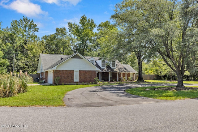 view of front of house featuring a front yard