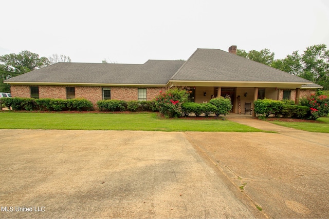 view of front of house featuring a front yard