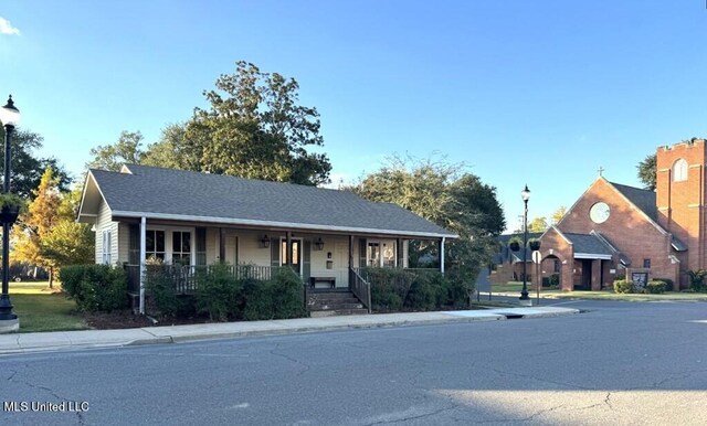 12 N Oak St, Vidalia, LA 71373 - view of front of property featuring covered porch