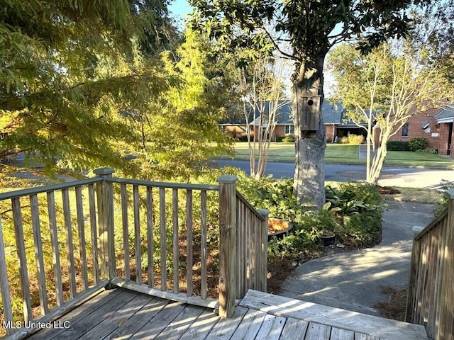 12 N Oak St, Vidalia, LA 71373 - view of wooden deck