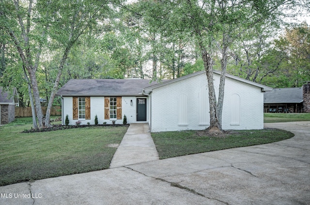 394 Woodcliff Dr, Jackson, MS 39212 - ranch-style house featuring a front yard, brick siding, and roof with shingles