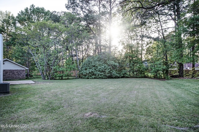 394 Woodcliff Dr, Jackson, MS 39212 - view of yard featuring central AC