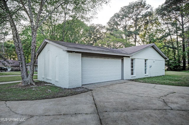 394 Woodcliff Dr, Jackson, MS 39212 - garage with driveway