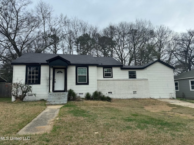 view of front of home featuring crawl space, brick siding, roof with shingles, and a front yard