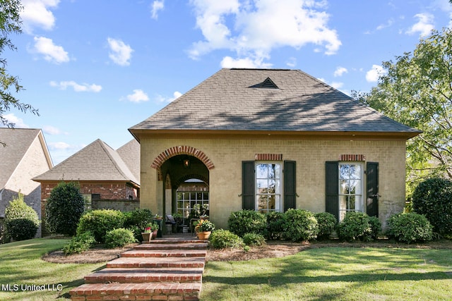 view of front of house featuring a front lawn