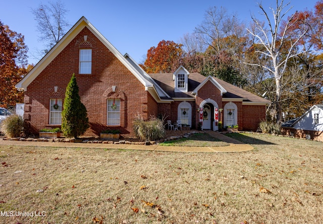 view of front property featuring a front lawn