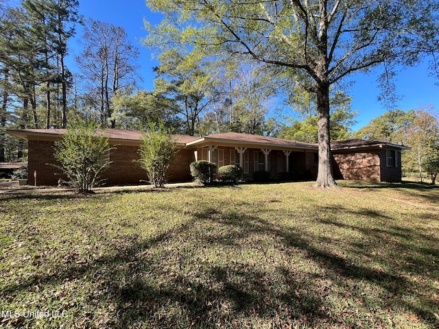 view of front of house with a front lawn