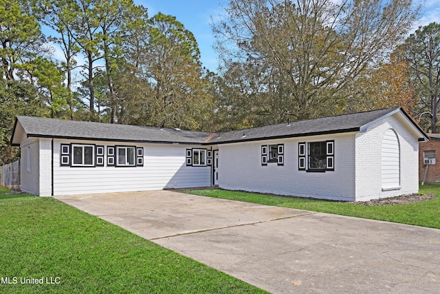 single story home with a front lawn