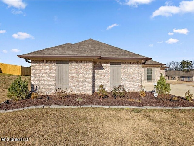 view of front of house with a front yard