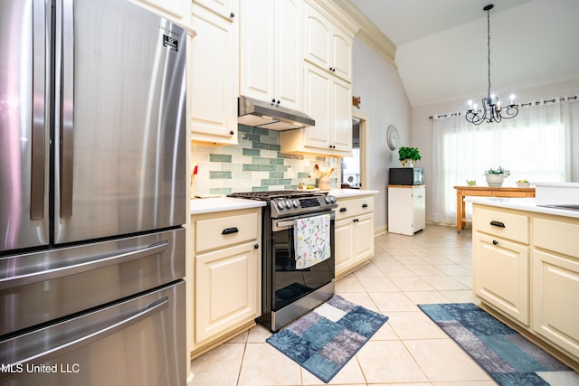 704 Tortoise Rdg, Brandon, MS 39047 - kitchen with stainless steel appliances, under cabinet range hood, vaulted ceiling, a chandelier, and backsplash