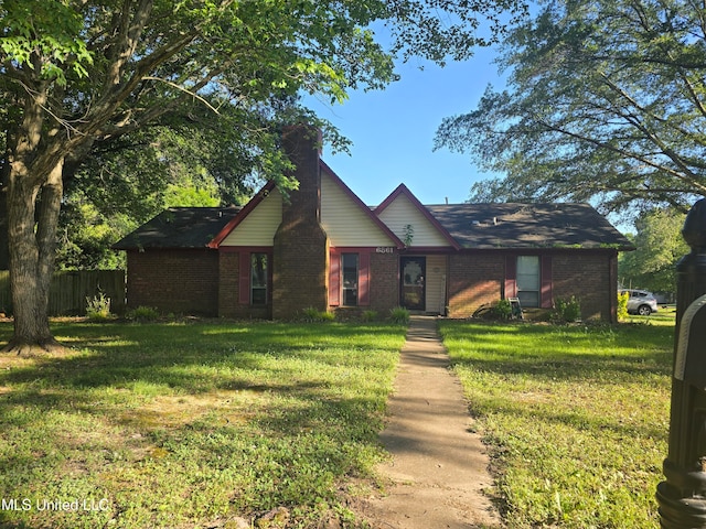 view of front facade featuring a front lawn