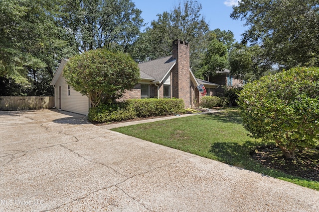 view of front facade featuring a front lawn