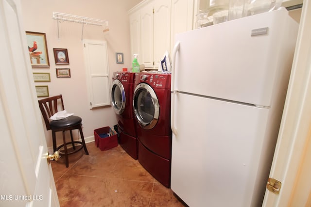 laundry room with light tile patterned floors, cabinets, and independent washer and dryer