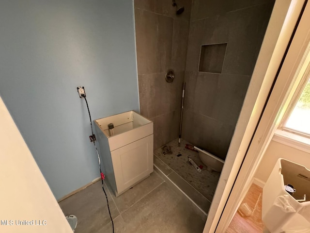 bathroom featuring tiled shower