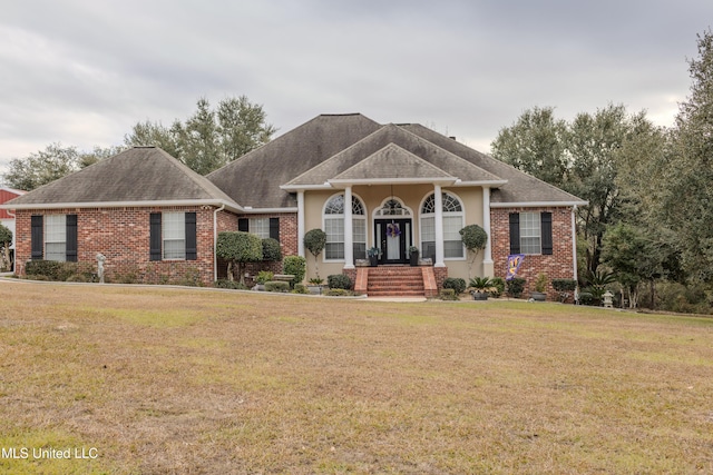 view of front of home featuring a front lawn