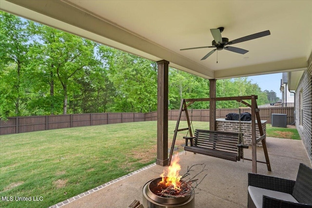 view of patio with an outdoor fire pit, ceiling fan, and a fenced backyard