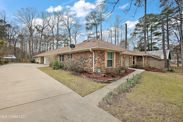 ranch-style home featuring a front lawn