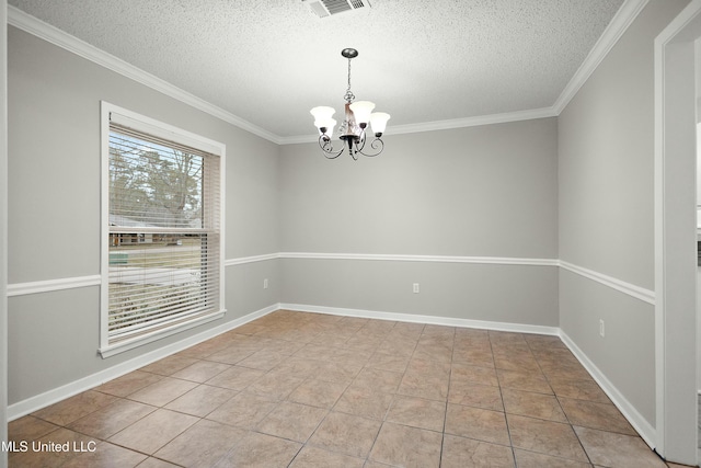 tiled spare room featuring an inviting chandelier, ornamental molding, and a textured ceiling