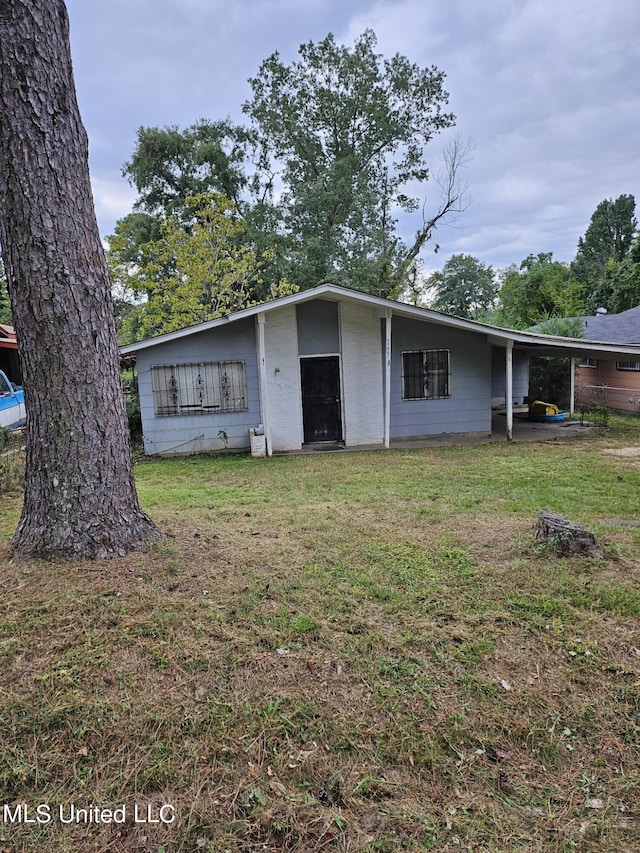 view of front of property featuring a front lawn