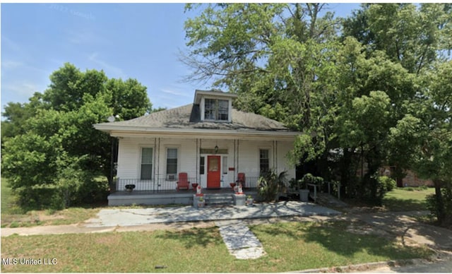 view of front of house featuring a porch and a front yard