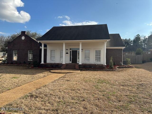 view of front facade with a porch and a front lawn