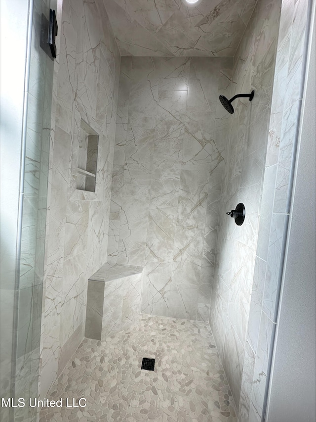 bathroom featuring a tile shower