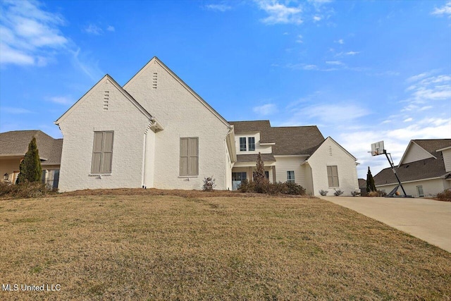 view of front of home featuring a front yard