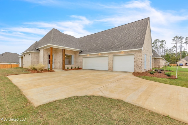 view of front facade featuring a garage and a front yard