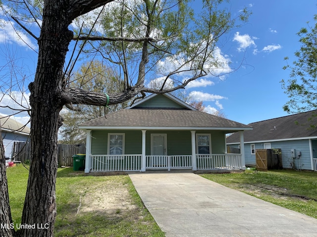 view of front of house featuring a porch and a front lawn