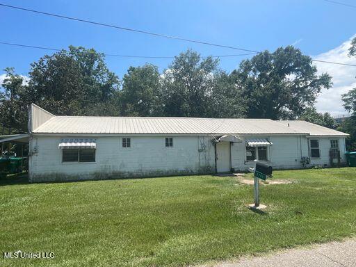 3701 14th St, Gulfport, MS 39501 - ranch-style home featuring a front yard