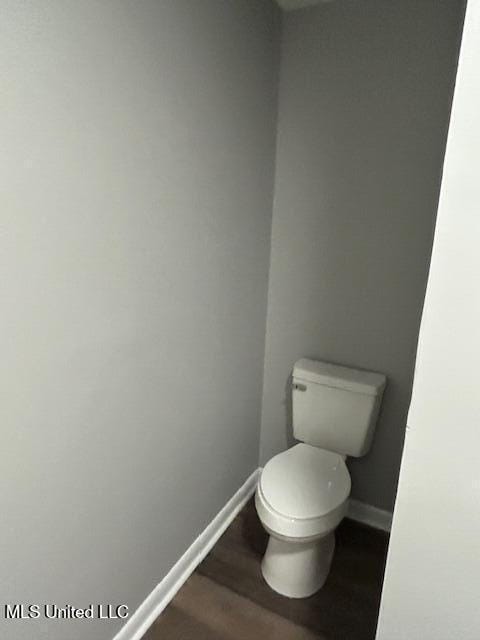 805 Choctaw Dr, Laurel, MS 39440 - bathroom featuring wood finished floors, toilet, and baseboards