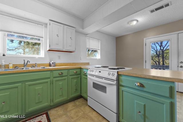 kitchen with electric stove, kitchen peninsula, a textured ceiling, and sink