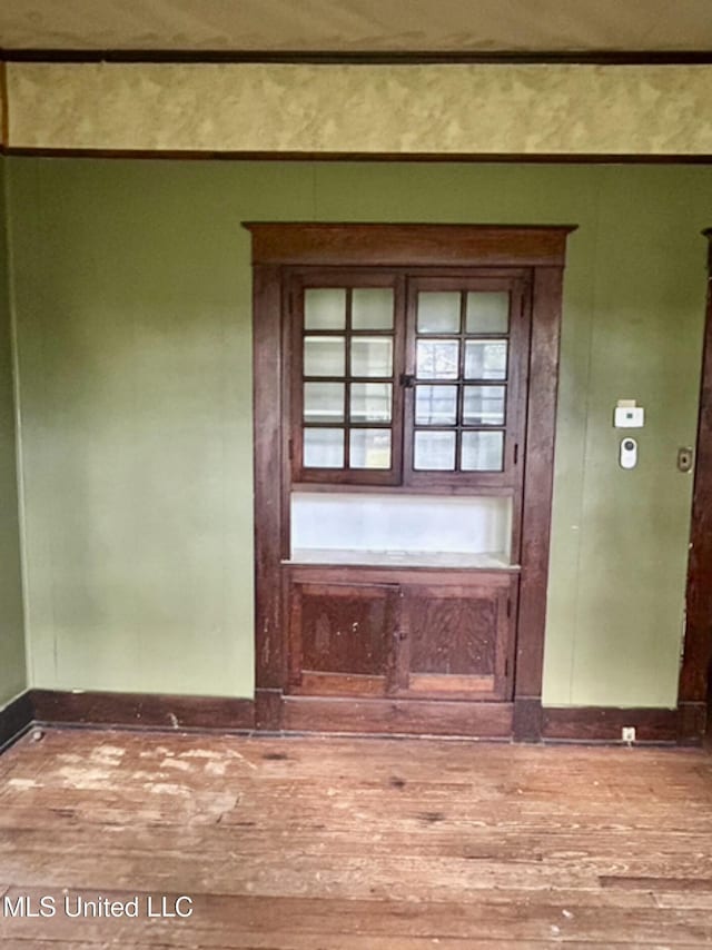 2305 Grenada Blvd, Greenwood, MS 38930 - detailed view of baseboards and wood finished floors