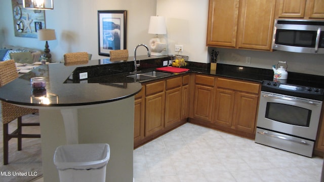 kitchen featuring kitchen peninsula, sink, and stainless steel appliances