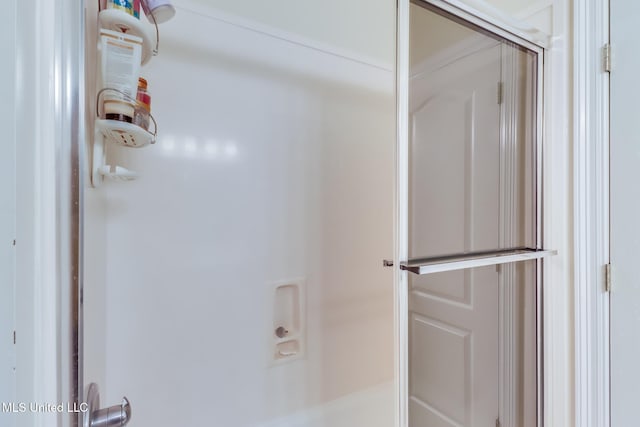 2011 Pointe Clear Dr, Biloxi, MS 39531 - full bathroom featuring a shower with shower door