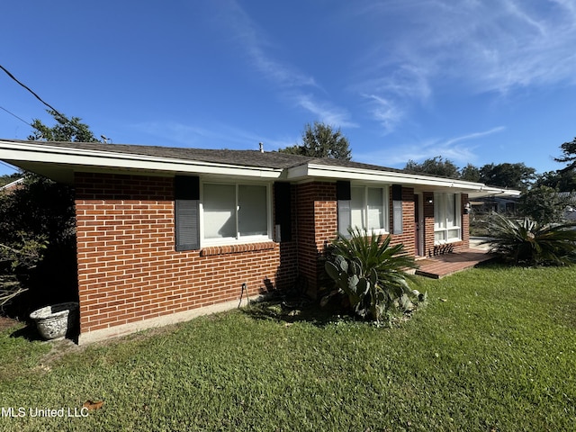 single story home featuring a front lawn