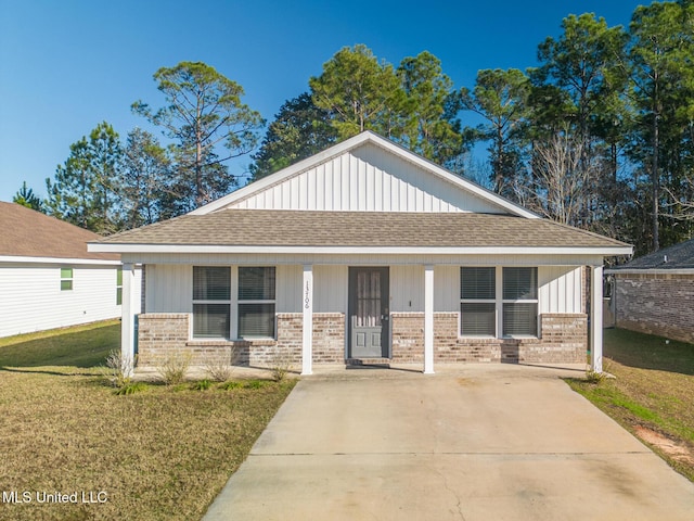 view of front of home with a front lawn