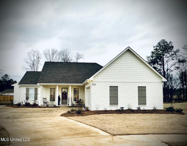 view of front of property featuring a porch