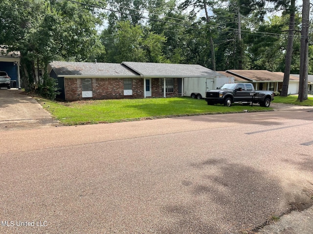 single story home with a front lawn