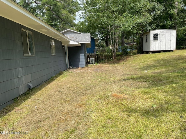 view of yard with a storage shed