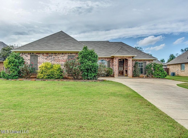 view of front of property featuring a front yard