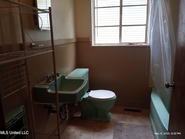 751 Dorgan St, Jackson, MS 39204 - full bath with toilet, tile patterned floors, a sink, and shower / tub combo with curtain