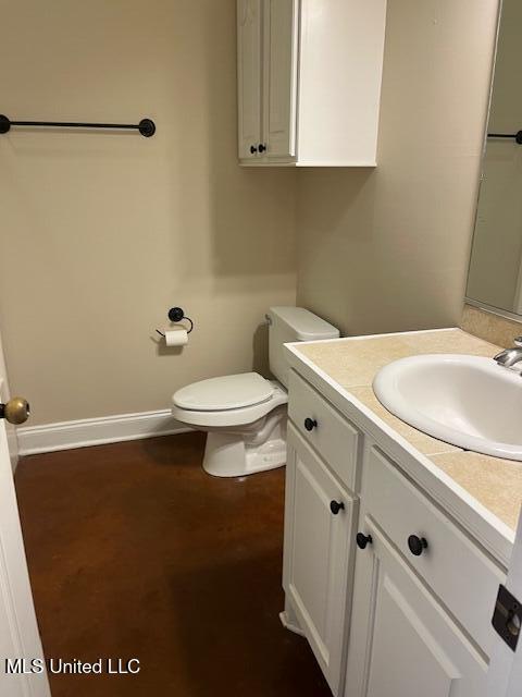 708 Bo Blaze Cv, Brandon, MS 39047 - bathroom featuring vanity, baseboards, and toilet