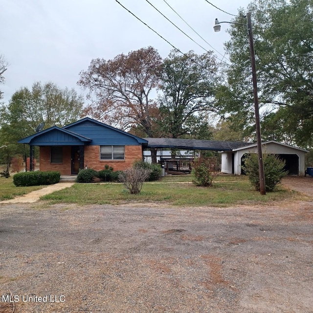 ranch-style house featuring a front lawn