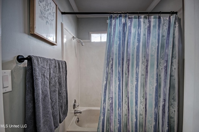 320 Woodhollow Cv, Brandon, MS 39047 - full bath featuring shower / tub combo and crown molding