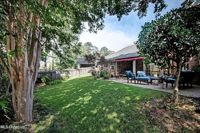 320 Woodhollow Cv, Brandon, MS 39047 - fenced backyard featuring a patio and an outdoor living space
