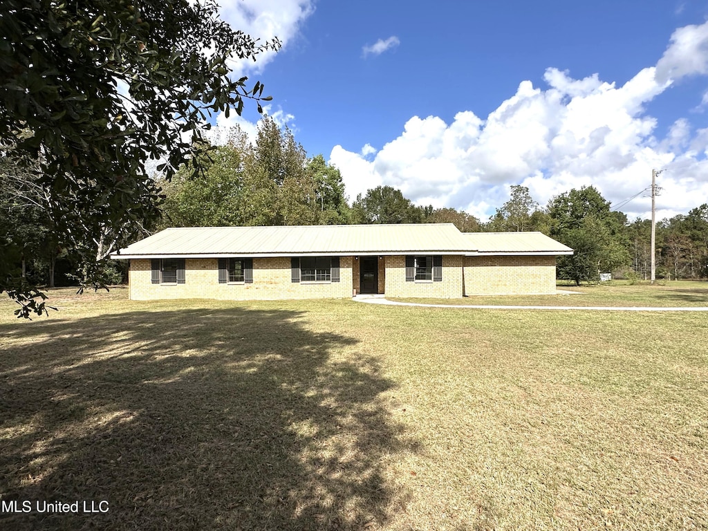 ranch-style home with a front lawn