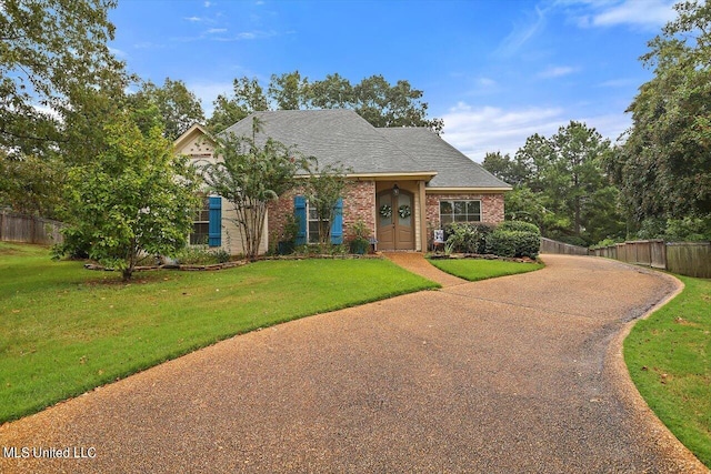 view of front facade featuring a front lawn